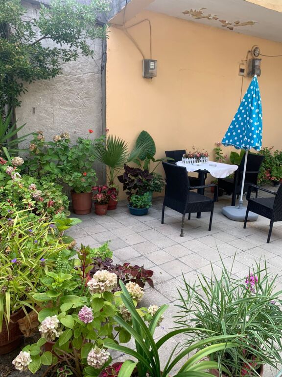 Villa su due piani in vendita insieme a 2 negozi vicino al Tribunale di Durazzo