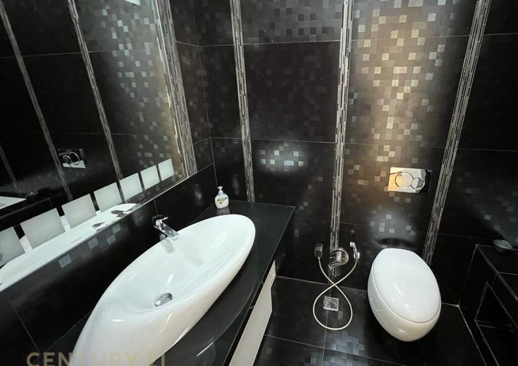 Penthouse per shitje 3+1+2 + Post Parkimi dhe Verande tek Liqeni i Thate