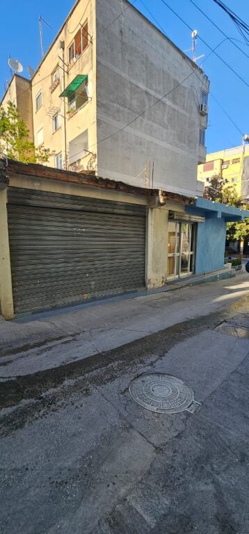 Villa su due piani in vendita insieme a 2 negozi vicino al Tribunale di Durazzo