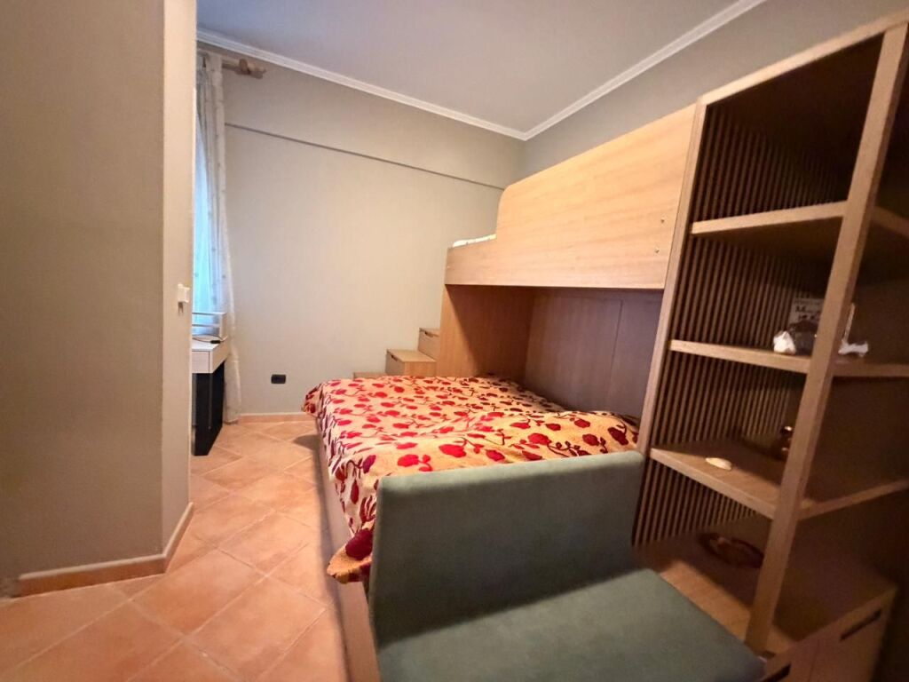 VENDESI 2 APPARTAMENTI + SUPER VERANDA CON VISTA MARE + GARAGE CHIUSO