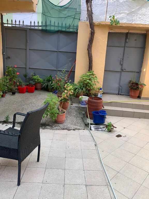 Villa su due piani in vendita insieme a 2 negozi vicino al Tribunale di Durazzo