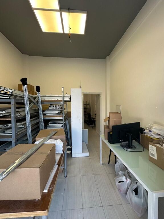 OCCASIONE - TIRANA VICINO ALLA SCUOLA ROSSA, VENDESI NEGOZIO+ MAGAZZINO + PARCHEGGI Per Tipologie Diverse di Attività Commerciali!!! La proprietà si trova al piano 0 e -1
