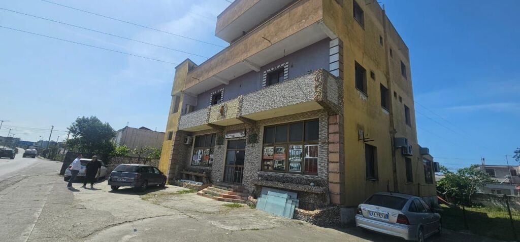 VENDESI 3 PIANI +CANTINA IN VENDITA SHKOZET STRADA PRINCIPALE