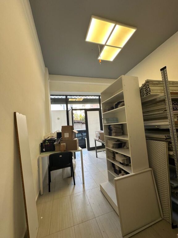 OCCASIONE - TIRANA VICINO ALLA SCUOLA ROSSA, VENDESI NEGOZIO+ MAGAZZINO + PARCHEGGI Per Tipologie Diverse di Attività Commerciali!!! La proprietà si trova al piano 0 e -1