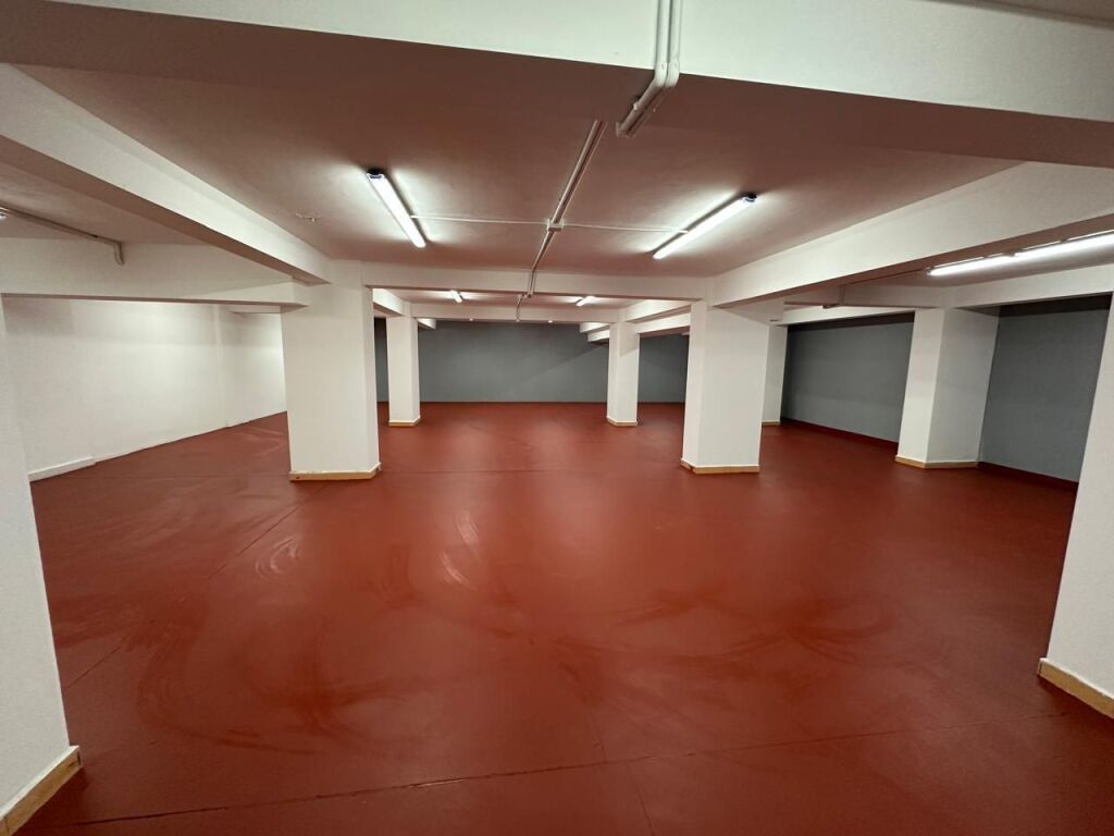 OCCASIONE - TIRANA VICINO ALLA SCUOLA ROSSA, VENDESI NEGOZIO+ MAGAZZINO + PARCHEGGI Per Tipologie Diverse di Attività Commerciali!!! La proprietà si trova al piano 0 e -1