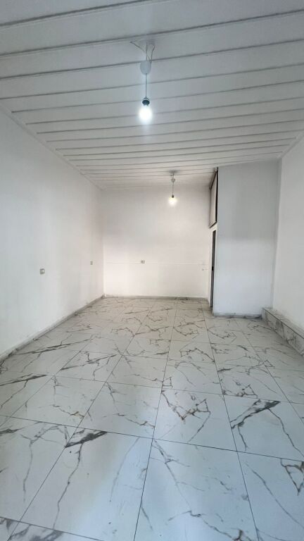 Negozio in affitto in Via Qemal Staffa