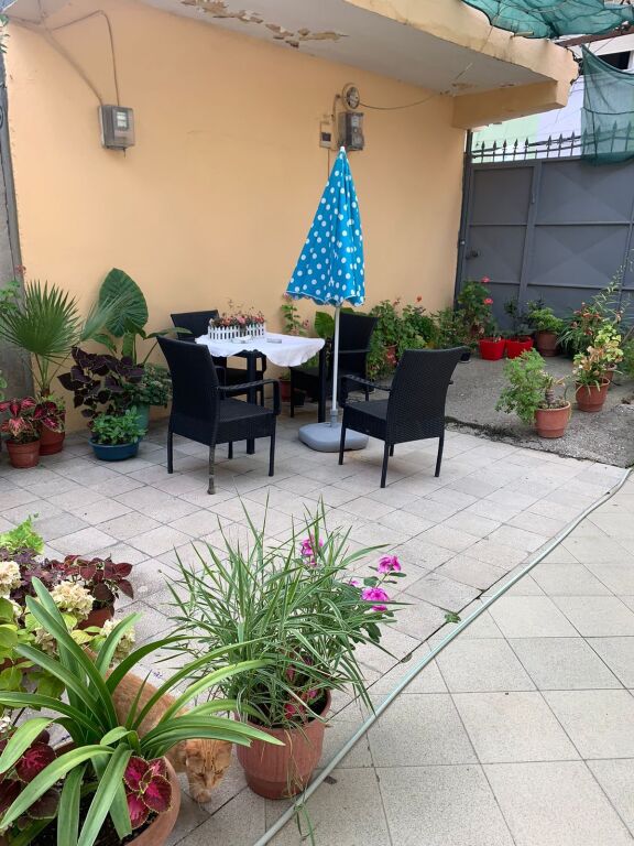 Villa su due piani in vendita insieme a 2 negozi vicino al Tribunale di Durazzo