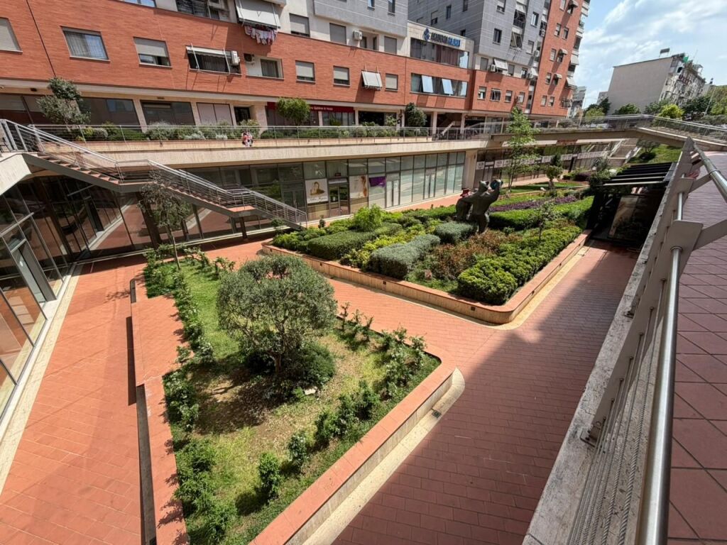 Business premises for rent at Tower Bridge Complex 3 in Oxhakut.