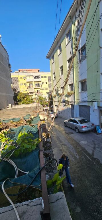 Villa su due piani in vendita insieme a 2 negozi vicino al Tribunale di Durazzo