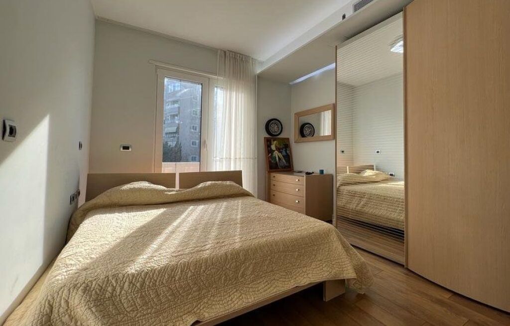 Penthouse per shitje 3+1+2 + Post Parkimi dhe Verande tek Liqeni i Thate