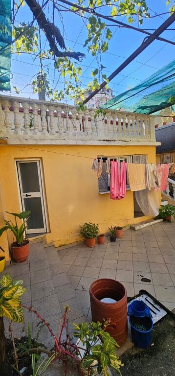 Villa su due piani in vendita insieme a 2 negozi vicino al Tribunale di Durazzo