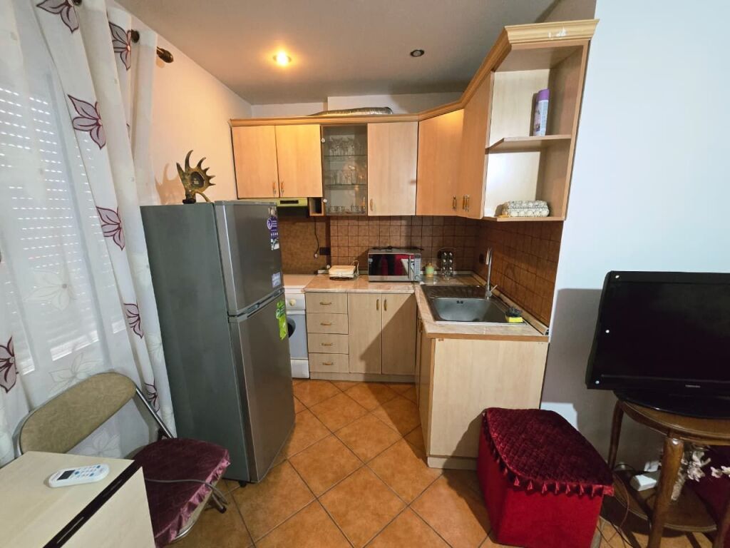 🏡 APPARTAMENTO 1+1 IN AFFITTO – VIA FERIT XHAJKO (DI FRONTE AL MERCATO DELLA MEDRESE) 🏡
