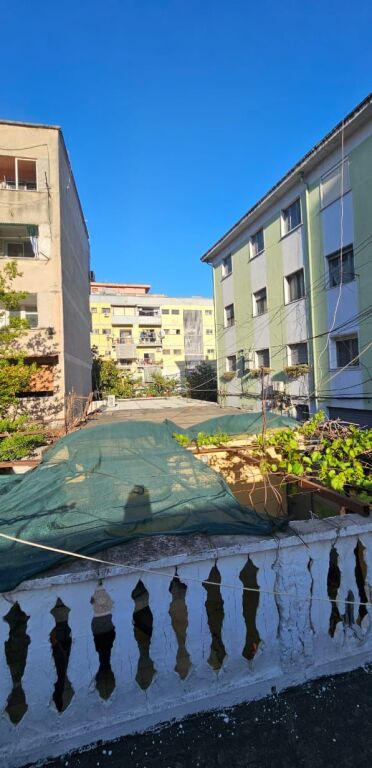 Villa su due piani in vendita insieme a 2 negozi vicino al Tribunale di Durazzo