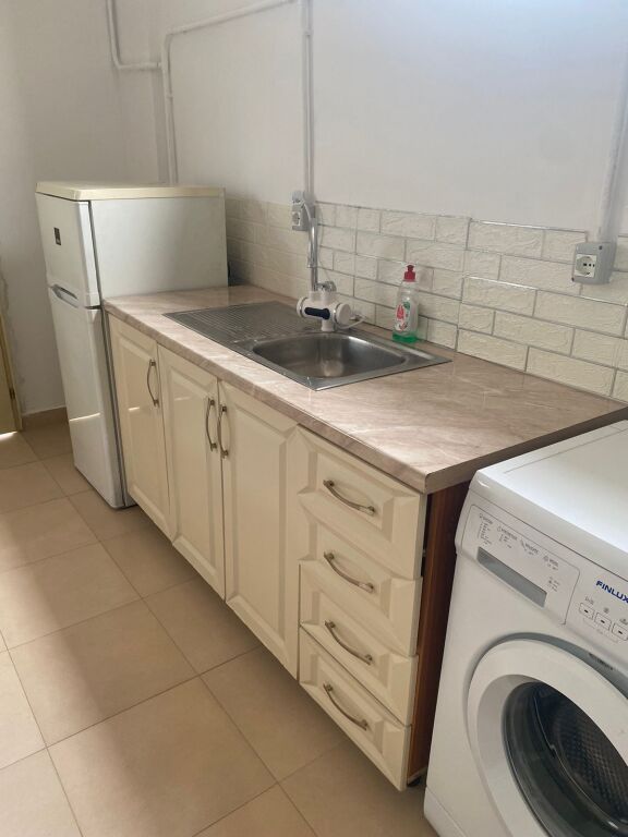 Monolocale 27000leke. Palazzo con freccia