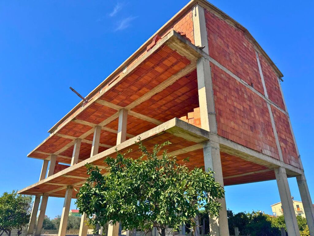2 EDIFICI DI 3 PIANI + TERRENO IN VENDITA A SPILLE – INVESTIMENTO CON POTENZIALE ECCEZIONALE