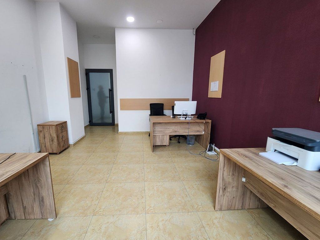 "MYSLYM SHYRI", UFFICIO IN AFFITTO