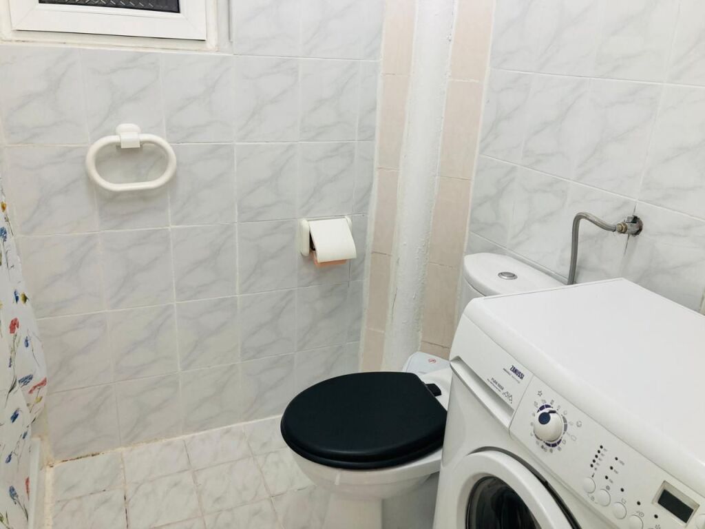 🏡 Appartamento 1+1 in affitto 📍 Vasil Shanto, vicino al liceo “Besnik Sykja”  🏢 2° piano, edificio vecchio 🛋️ Arredato  💶 Prezzo: 55.000 lek/mese  