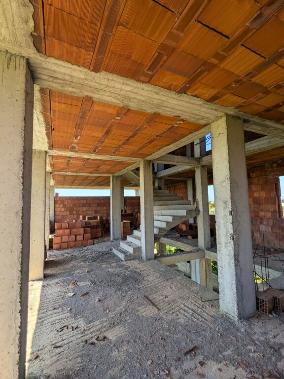 2 EDIFICI DI 3 PIANI + TERRENO IN VENDITA A SPILLE – INVESTIMENTO CON POTENZIALE ECCEZIONALE
