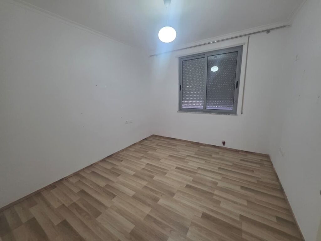 .Shitet Apartament 2+1 Durres prane Ish Urt