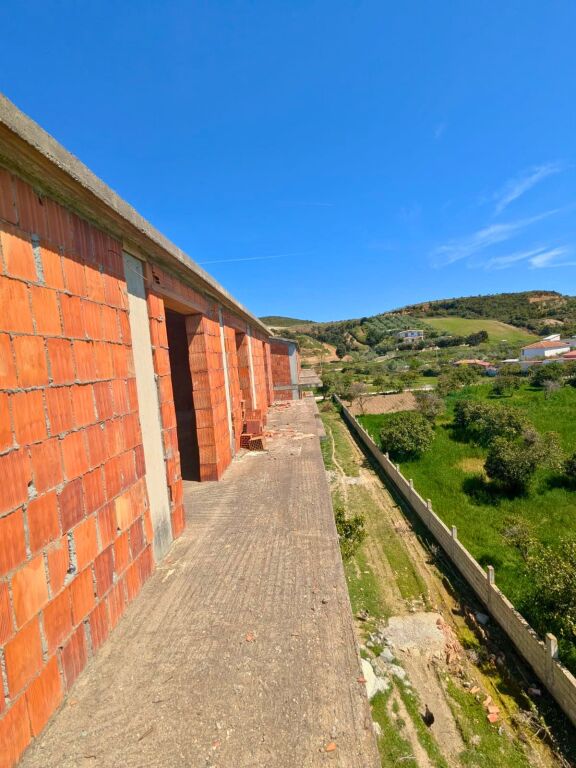 2 EDIFICI DI 3 PIANI + TERRENO IN VENDITA A SPILLE – INVESTIMENTO CON POTENZIALE ECCEZIONALE