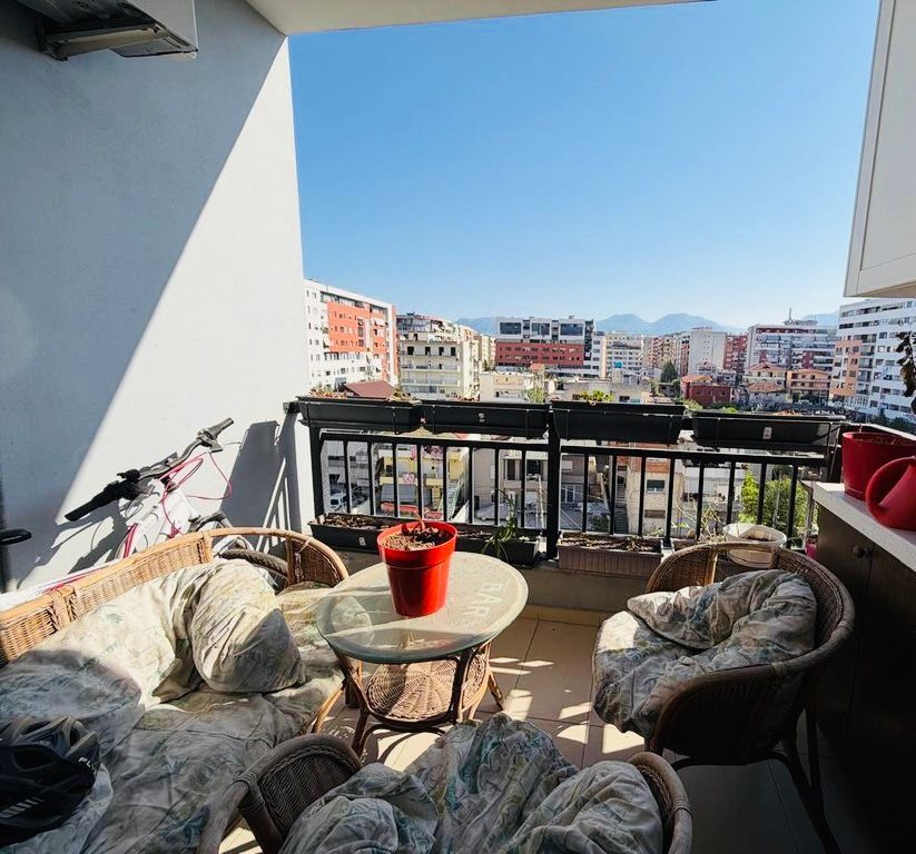 Jepet me qera apartament 2+1+2 në zonën e Astirit, përballë Vila L