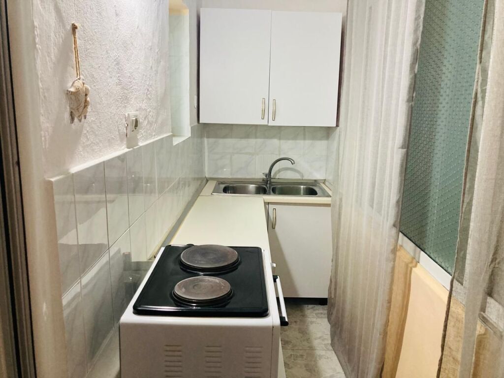 🏡 Appartamento 1+1 in affitto 📍 Vasil Shanto, vicino al liceo “Besnik Sykja”  🏢 2° piano, edificio vecchio 🛋️ Arredato  💶 Prezzo: 55.000 lek/mese  