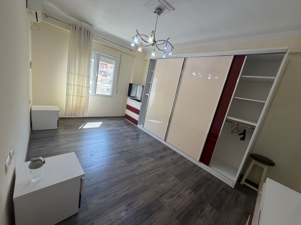 Okazion! 2+1 i mobiluar te kopshti zologjik,258.000 euro