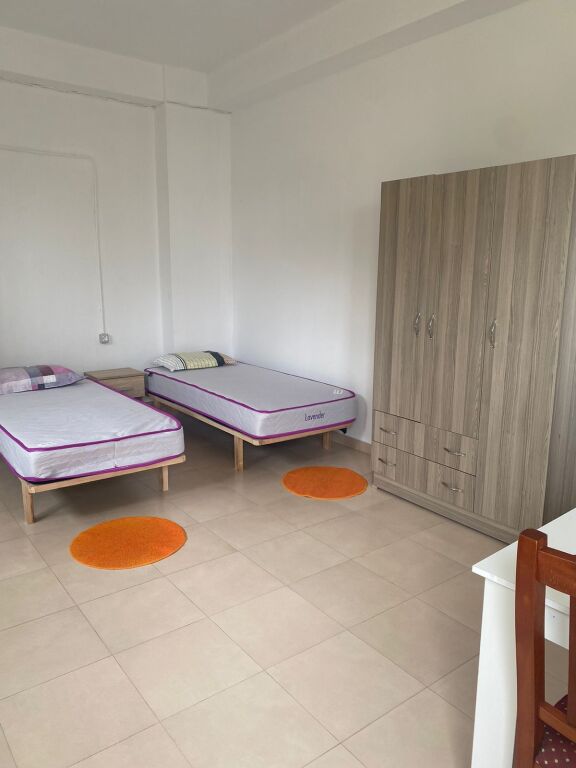 Monolocale 27000leke. Palazzo con freccia
