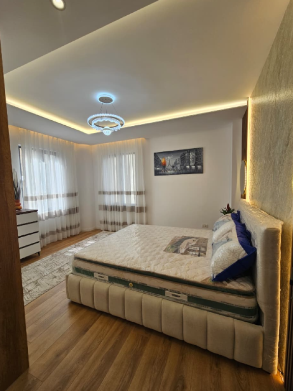 Appartamento 2+1+2 in Vendita – Palazzo con Frecce