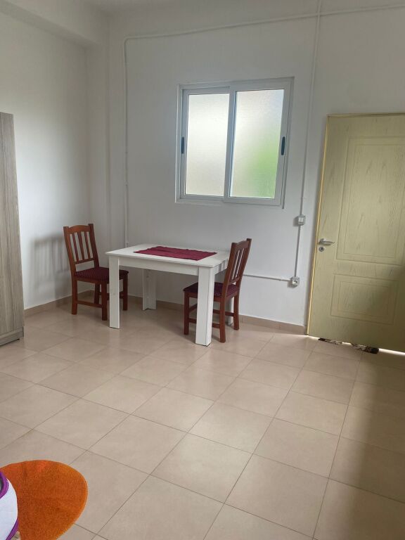 Monolocale 27000leke. Palazzo con freccia