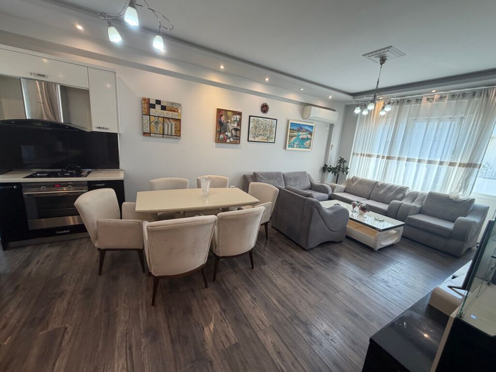 Okazion! 2+1 i mobiluar te kopshti zologjik,258.000 euro