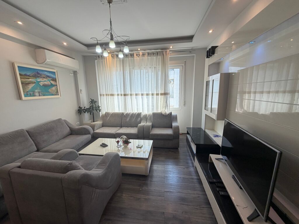 Okazion! 2+1 i mobiluar te kopshti zologjik,258.000 euro