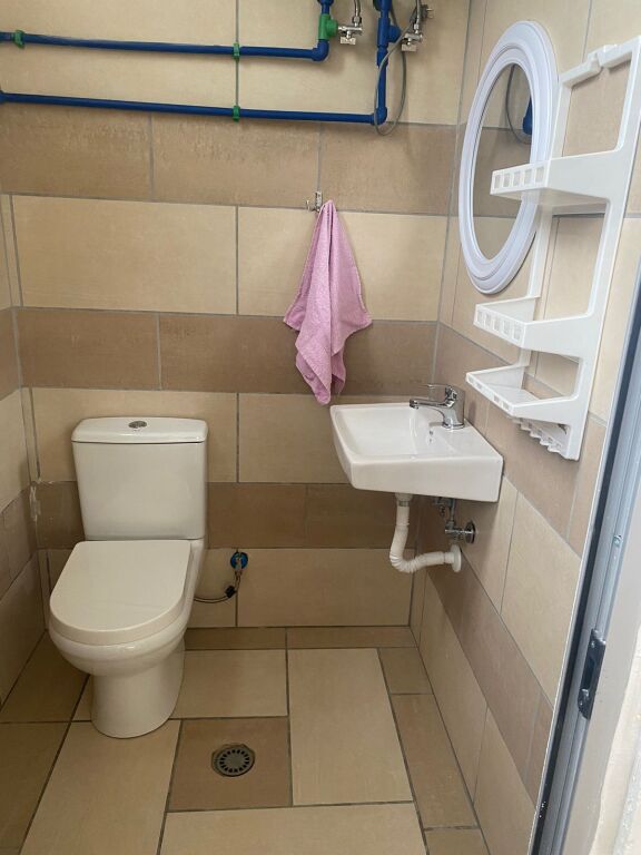 Monolocale 27000leke. Palazzo con freccia