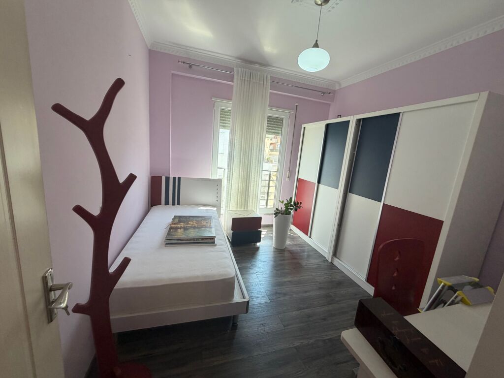 Okazion! 2+1 i mobiluar te kopshti zologjik,258.000 euro
