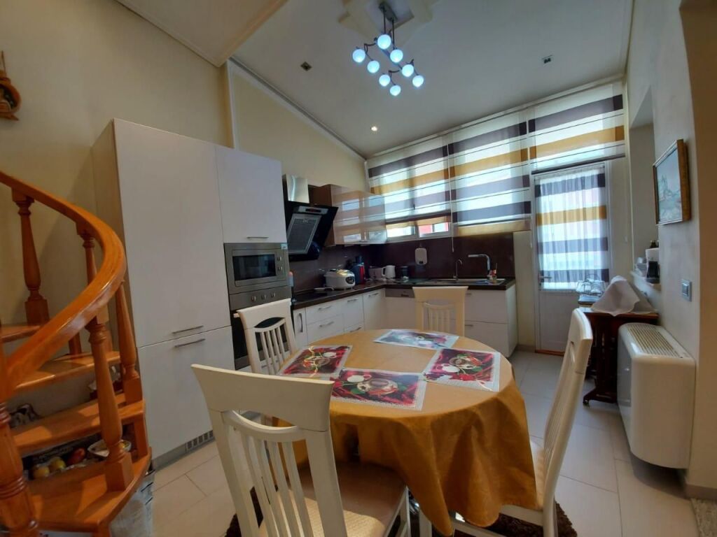 📣 QERA Apartament 3+1 Me 2 Tualete Dhe 2 Poste Parkimi 📍 Fresk, Rruga e Teleferikut ✨   🏢 Ndertim i Ri (Me Ashensor)  📐 Siperfaqe Totale 150 m2  🛋️ Mobiluar Me Kushte Bashkekohore   💶 Cmimi 700 Euro