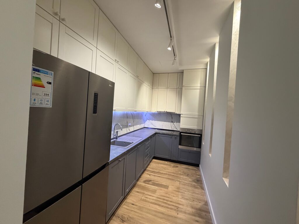 2+1, con parcheggio+luce acqua, via peti liq i thate, 800 euro