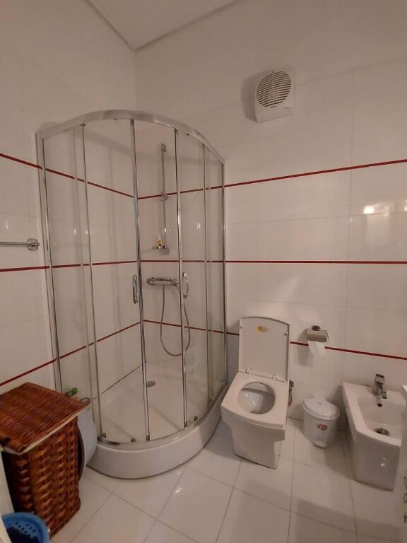 📣 QERA Apartament 3+1 Me 2 Tualete Dhe 2 Poste Parkimi 📍 Fresk, Rruga e Teleferikut ✨   🏢 Ndertim i Ri (Me Ashensor)  📐 Siperfaqe Totale 150 m2  🛋️ Mobiluar Me Kushte Bashkekohore   💶 Cmimi 700 Euro