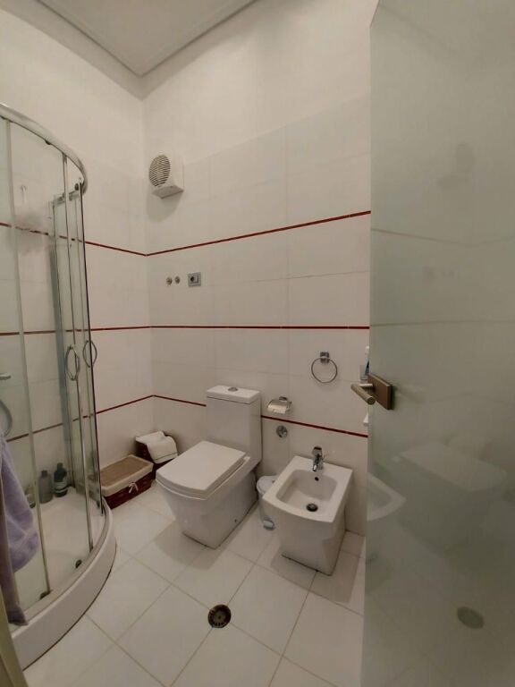 📣 QERA Apartament 3+1 Me 2 Tualete Dhe 2 Poste Parkimi 📍 Fresk, Rruga e Teleferikut ✨   🏢 Ndertim i Ri (Me Ashensor)  📐 Siperfaqe Totale 150 m2  🛋️ Mobiluar Me Kushte Bashkekohore   💶 Cmimi 700 Euro