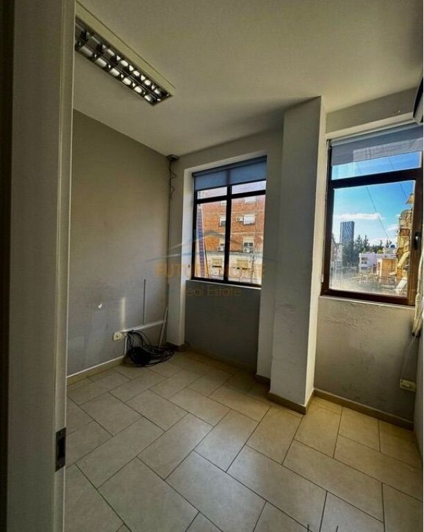 🏢 Super Ambient Biznesi 350 m^2 me Qera – Rruga e Elbasanit! 🇺🇸