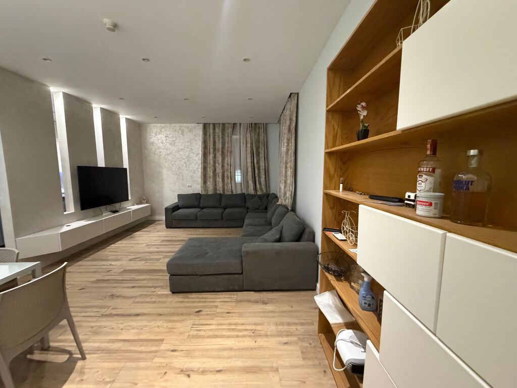 2+1, con parcheggio+luce acqua, via peti liq i thate, 800 euro