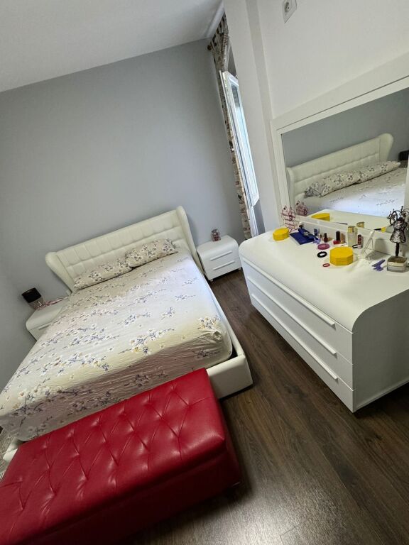 📣 QERA Apartament 2+1 📍 Kinostudio, Prane Komisariatit ✨   🏢 Ndertim i Ri (Me Ashensor)  🛋️ Mobiluar Me Kushte Bashkekohore   💶 Cmimi 700 Euro
