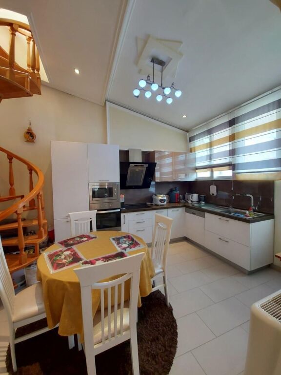 📣 QERA Apartament 3+1 Me 2 Tualete Dhe 2 Poste Parkimi 📍 Fresk, Rruga e Teleferikut ✨   🏢 Ndertim i Ri (Me Ashensor)  📐 Siperfaqe Totale 150 m2  🛋️ Mobiluar Me Kushte Bashkekohore   💶 Cmimi 700 Euro
