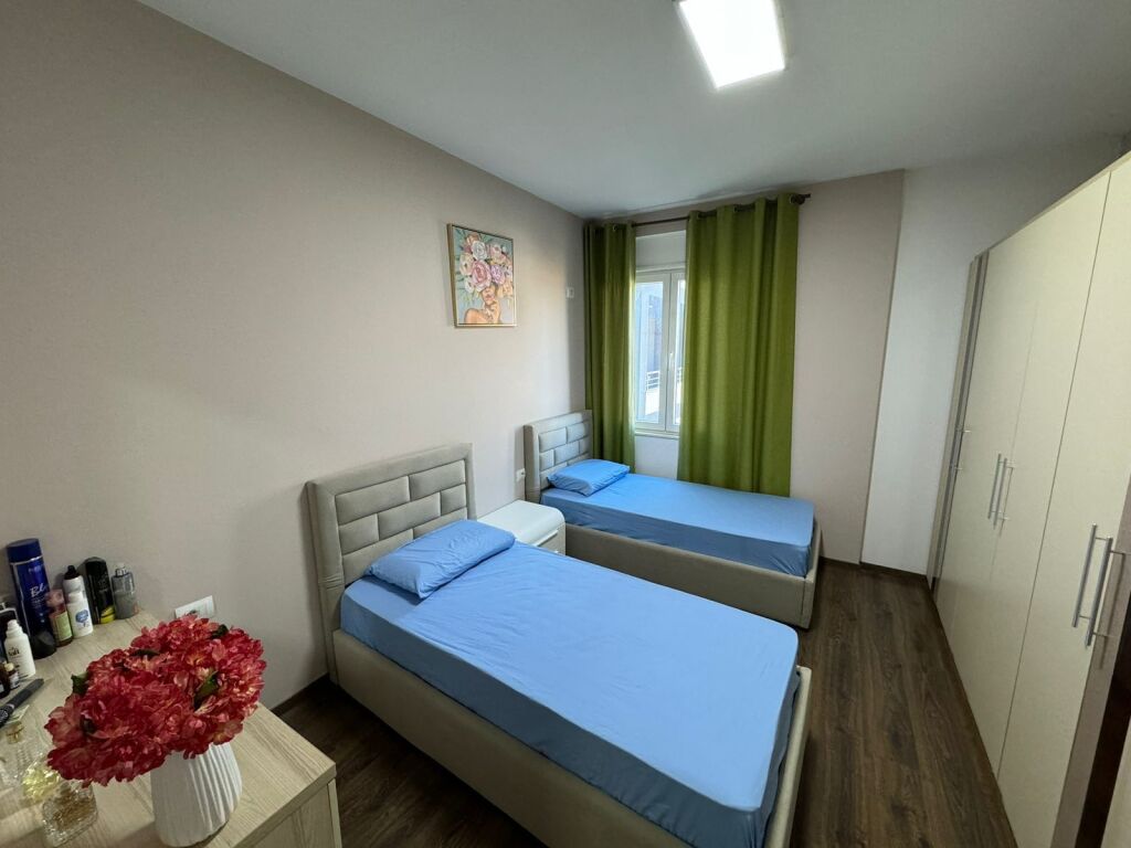 📣 QERA Apartament 2+1 📍 Kinostudio, Prane Komisariatit ✨   🏢 Ndertim i Ri (Me Ashensor)  🛋️ Mobiluar Me Kushte Bashkekohore   💶 Cmimi 700 Euro