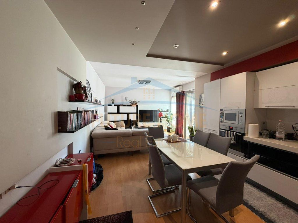 Shitet, Apartament 2+1+2+ Post Parkimi, Rruga Frosina Plaku, Tiranë
