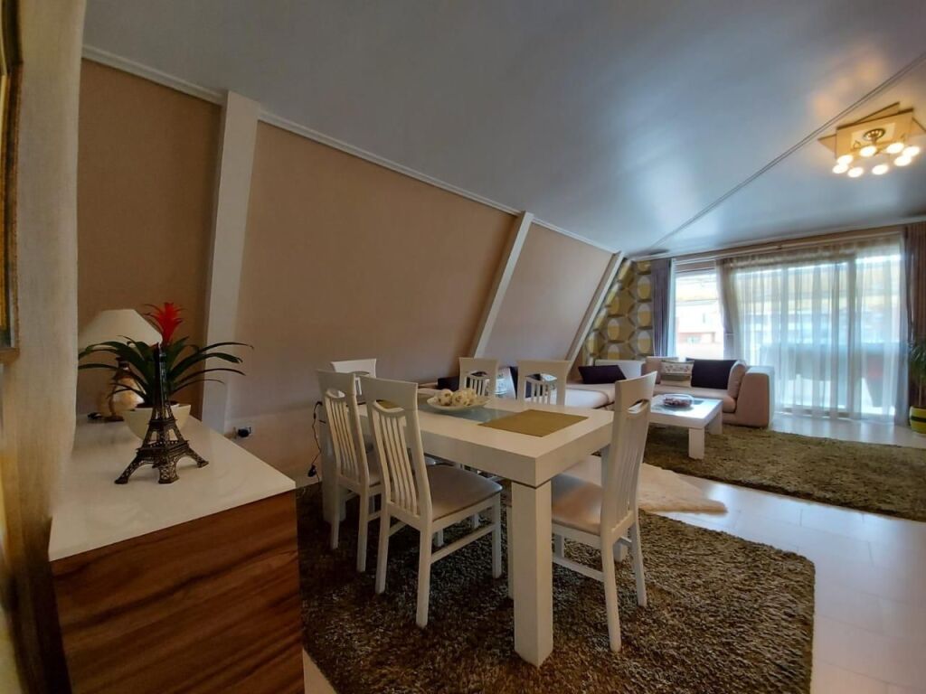 📣 QERA Apartament 3+1 Me 2 Tualete Dhe 2 Poste Parkimi 📍 Fresk, Rruga e Teleferikut ✨   🏢 Ndertim i Ri (Me Ashensor)  📐 Siperfaqe Totale 150 m2  🛋️ Mobiluar Me Kushte Bashkekohore   💶 Cmimi 700 Euro