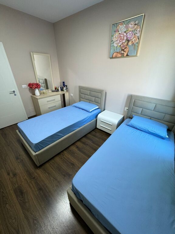 📣 QERA Apartament 2+1 📍 Kinostudio, Prane Komisariatit ✨   🏢 Ndertim i Ri (Me Ashensor)  🛋️ Mobiluar Me Kushte Bashkekohore   💶 Cmimi 700 Euro