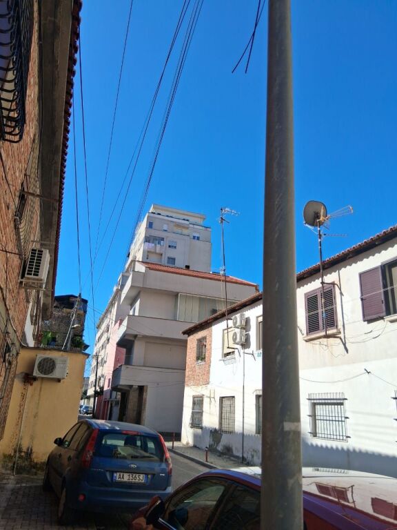 VENDESI APPARTAMENTO 2+1+2 + BALCONE SCUOLA MARIE KACULINI DURRES