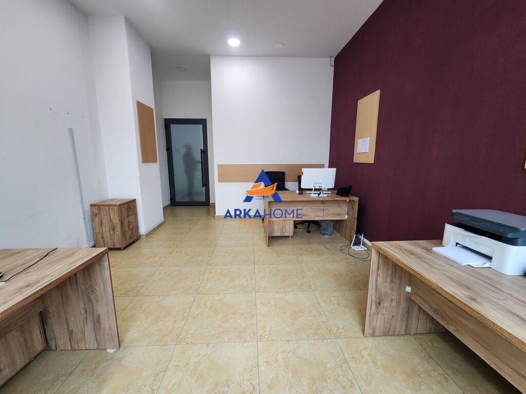 LOCALE UFFICIO IN AFFITTO 36M2 "MYSLYM SHYRI" 500 EURO