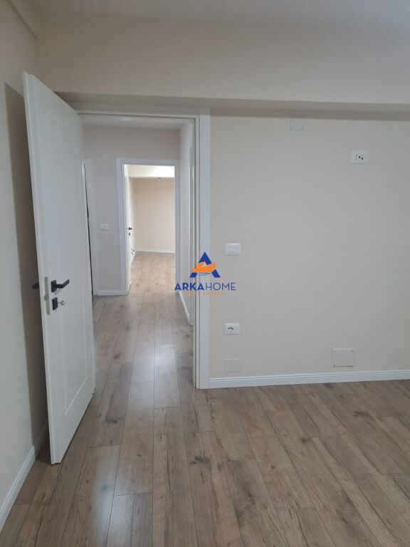 JEPET ME QERA ZYRE 80M2 "9 KATESHET, KULLA 2" 900 EURO