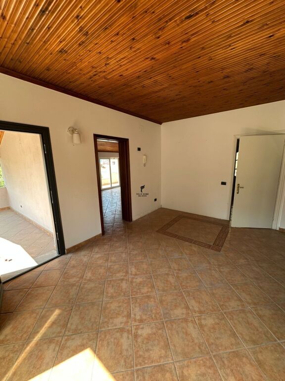 VILLA IN AFFITTO SU 3 PIANI COMUNE DI PARISIT 2.500 EURO FH-69973